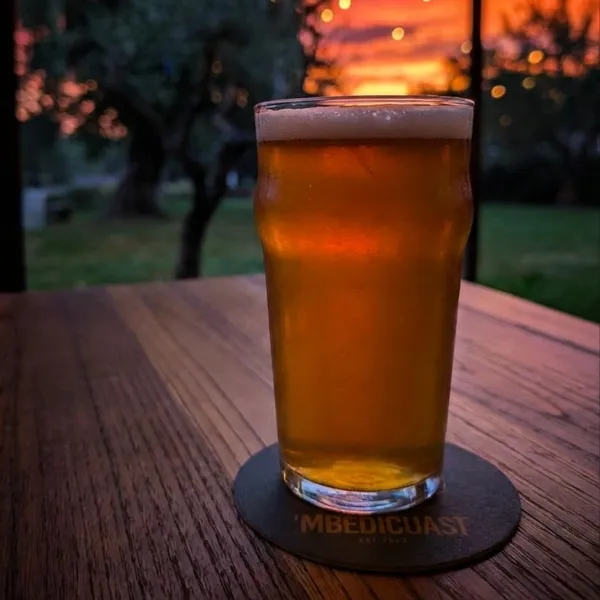 Un bicchiere di bitter ale