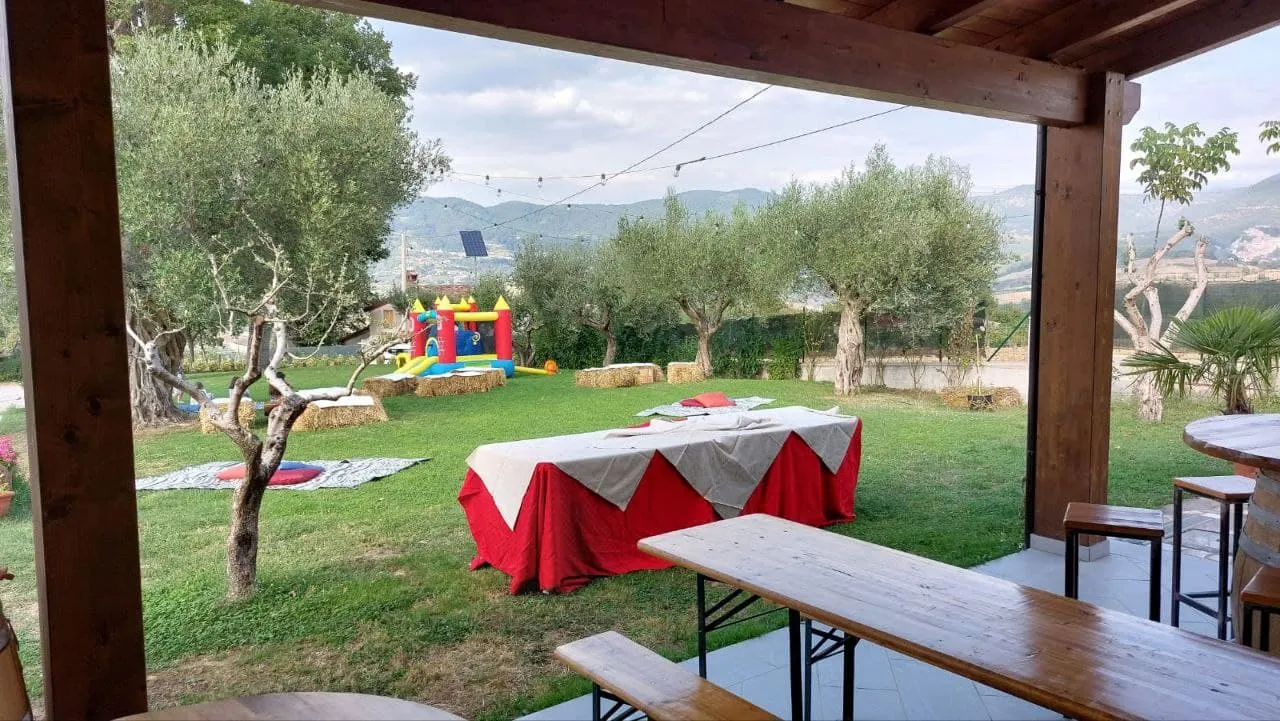 Tavolo apparecchiato per una pranzo o cena nel giardino birrificio
